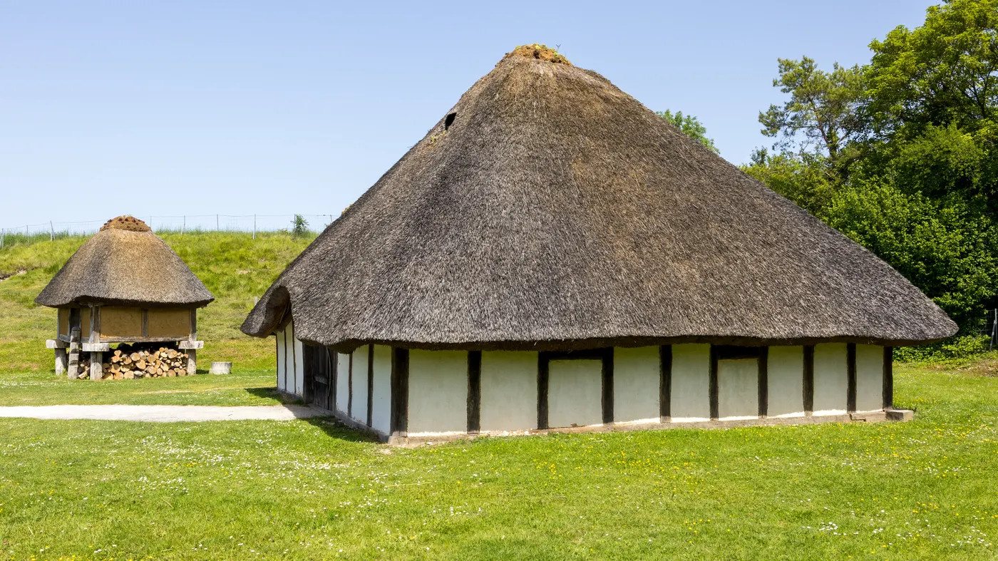 Maison gauloise reconstituee au parc de Samara